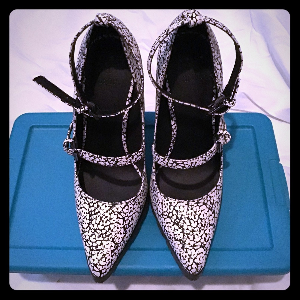 RePosh! NWOT  Beau Ashe Black & White 6” heel.